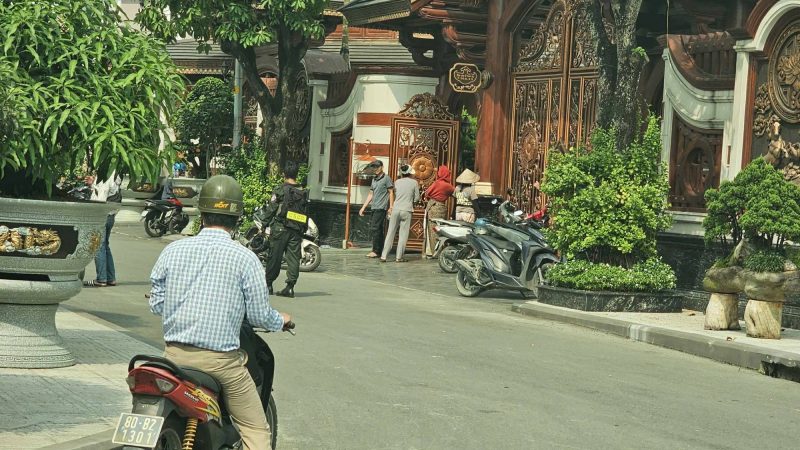 Rất nhiều CA đã đến biệt phủ của bà chủ thẩm mỹ viện Mailisa: ‘Để khám xét và thu thập nhiều bằng chứng liên quan’