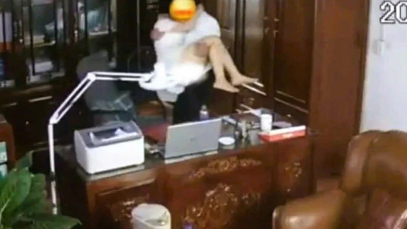 Nóng : Người đàn ông thân mật với nhiều phụ nữ trong clip “gây bão” bị buộc thôi việc.