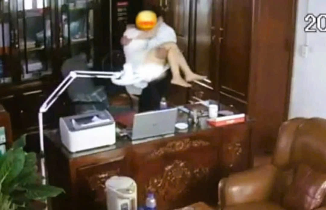 Nóng : Người đàn ông thân mật với nhiều phụ nữ trong clip “gây bão” bị buộc thôi việc.