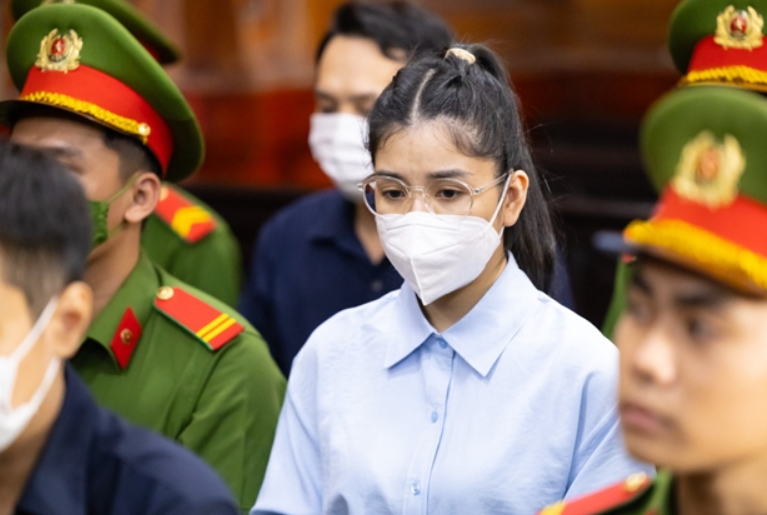 Hằng Du Mục phải nặn sữa mỗi ngày trong trại giam: ‘Liệu có được cho tạm hoãn thi hành án vì đang nuôi con nhỏ?