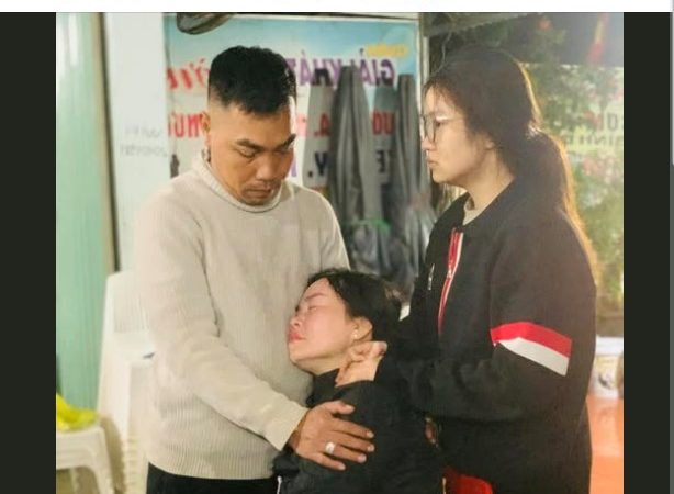 Vợ và con gái tài xế xe tải bị lũ cuốn ở Quảng Trị ôm chầm đội cứu hộ xin họ hãy ở lại với gia đình: Ai trong cảnh này mới hiểu