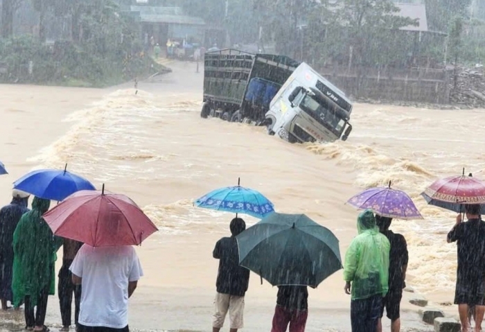 Đội cứu hộ kể lại chuyện t:âm l:inh trong lúc tìm thấy anh Thành xe tải: ‘Vợ anh bảo với con gái đi lấy quần áo thả xuống suối cho Ba mặc ba về…chỉ ít phút sau đội Quảng Trị báo tin đã tìm thấy anh’