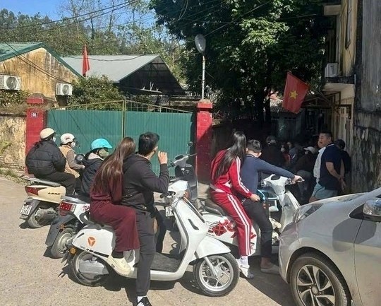 Công an xuất hiện tại trụ sở cũ của Đội Quản lý thị trường số 4, Lạng Sơn: Người dân run người khi nhìn vào bên trong, ôi má ơi…