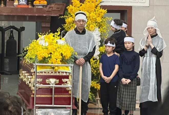 Ca sĩ Tuấn Hưng bật khóc tại đám tang của mẹ, con dâu và 3 cháu nội tiễn bà lần cuối