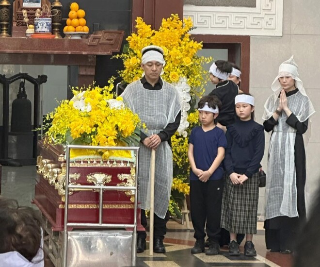 Ca sĩ Tuấn Hưng bật khóc tại đám tang của mẹ, con dâu và 3 cháu nội tiễn bà lần cuối