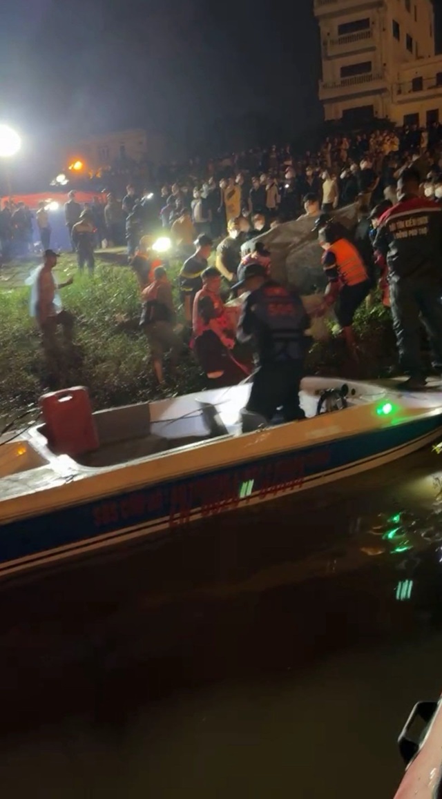 Người thân ng-ất x-ỉu khi tìm thấy th-i th-ể chú rể 2k2 nh-ả-y c-ầu trong ngày đón dâu: Xôn xao lý do ngày vui nhất hóa t-a-ng thư-ơ-ng, nghe xong càng thấy thương em ấy hơn