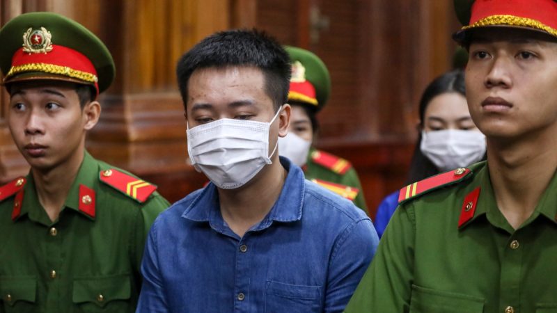 Xét xử hoa hậu Thùy Tiên, Quang Linh Vlog trong vụ kẹo Kera : Quang Linh nghẹn ngào khi khai báo lý lịch, ấp úng khi nhắc đến quê quán và chức vụ tại “Chị em rọt”