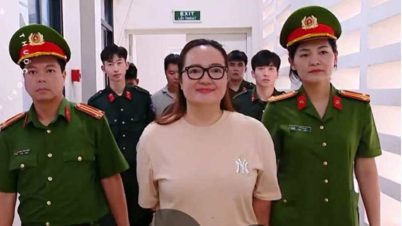 Hoàng Hường lại HOT nhất hôm nay khiến nhiều người vui như Tết: Càng cười càng đáng sợ