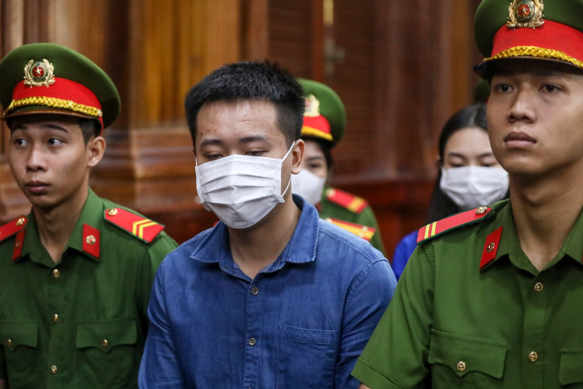 Xét xử hoa hậu Thùy Tiên, Quang Linh Vlog trong vụ kẹo Kera : Quang Linh nghẹn ngào khi khai báo lý lịch, ấp úng khi nhắc đến quê quán và chức vụ tại “Chị em rọt”