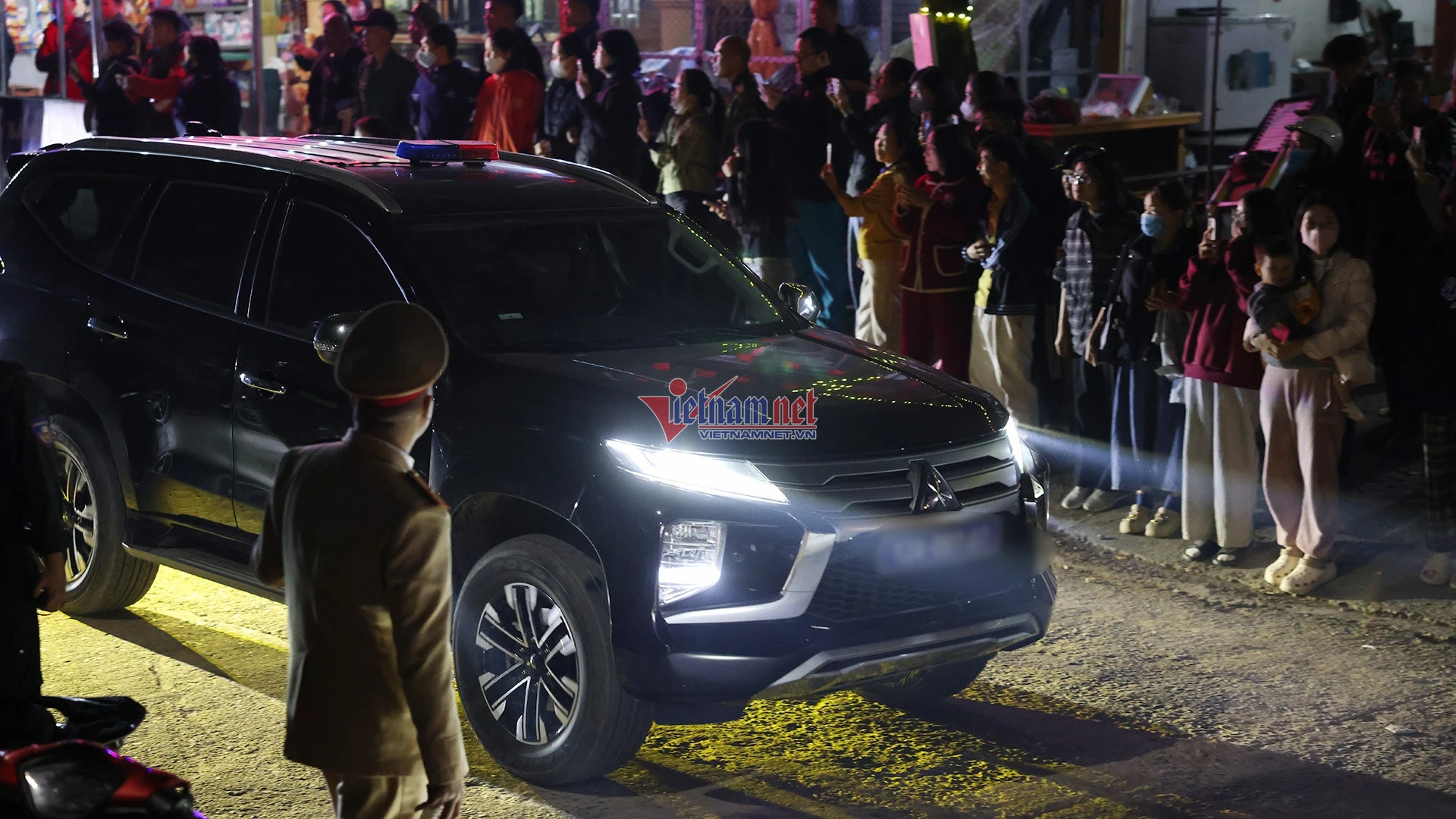 N:óng: Lạng Sơn công an phong tỏa lối vào Trạm Quản lý thị trường số 4, rất đông lực lượng chức năng và người dân bao vây xung quanh