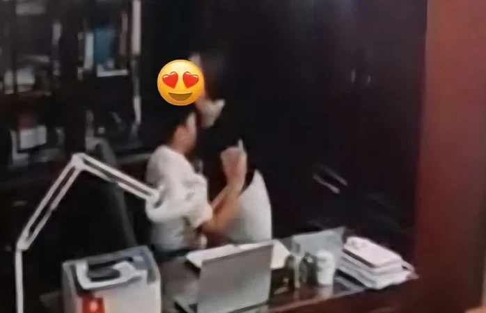 Ai là người đã đưa hình ảnh lãnh đạo trường THPT trong phòng làm việc lên MXH? Thân thế thật sự là gì?