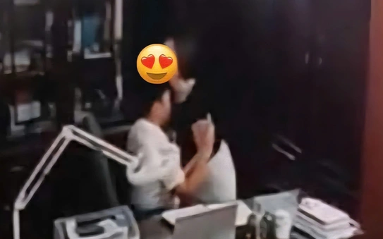 Vụ chủ tịch hội đồng quản trị “th:ân m:ật” với nhiều ph:ụ n:ữ trong phòng làm việc: Những người phụ nữ trong c:ờ nh:íp có bị xử phạt?