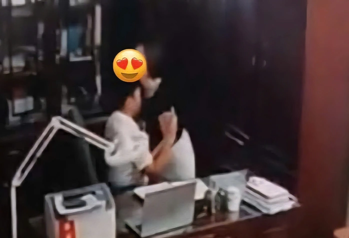 Ai là người đã đưa hình ảnh lãnh đạo trường THPT trong phòng làm việc lên MXH? Thân thế thật sự là gì?