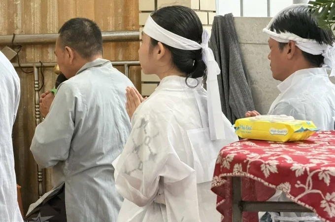 Bị mẹ không cho gặp cha, tới lúc cha mất mới được mẹ đưa về, con gái NS Thương Tín trầm ngâm trong đám tang: Thái độ cử chỉ khiến ai cũng xót xa thấm thía