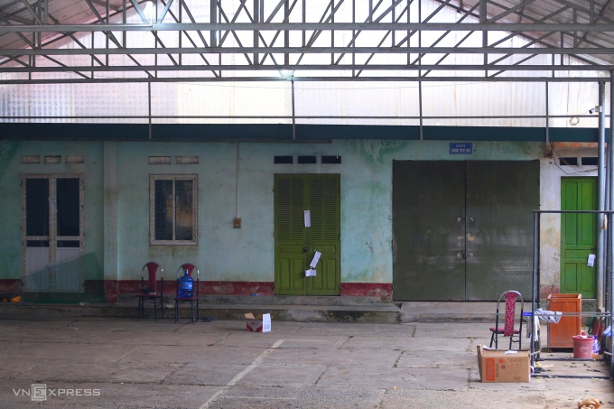 R:ùng m:ình với lời của các hộ dân sống gần trụ sở cũ của quản lý thị trường số 4: Hồi đầu năm 2025 có ngửi thấy mùi hôi lạ bốc lên, ru:ồ:i nhặng xuất hiện rất nhiều: