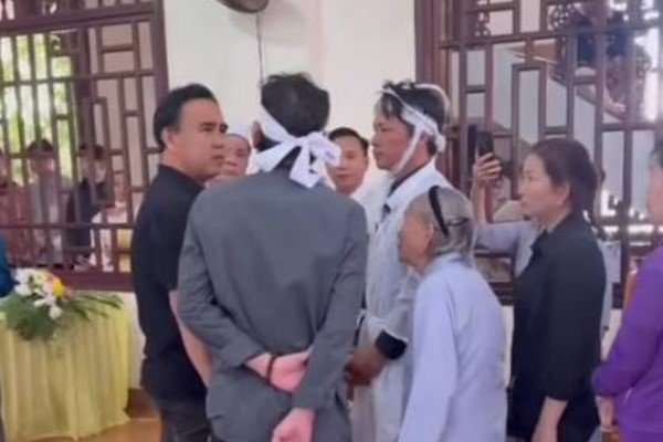 Thấy MC Quyền Linh không 1 lời báo trước mà đến thắp hương cho cha, con trai NS Thương Tín nói 1 câu khiến nam MC và tất cả những người có mặt sững sờ