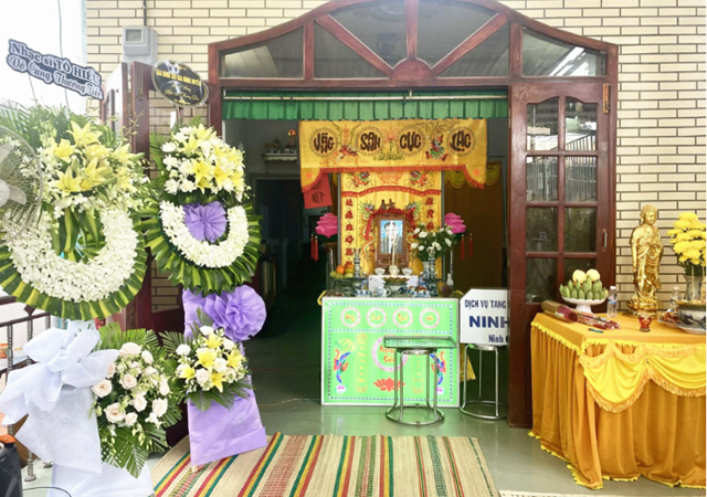 Đám ta:ng hiu quạnh đến đ:au lòng của Thương Tín, mẹ già 90 tu:ổi nhắn nhủ con trai quá cố 1 câu mà ai nghe cũng phải khóc: Nhiều lần vuốt nhưng vẫn không nhắm được mắt, cho đến khi tất cả các con có mặt và cùng vuốt thì mắt nam nghệ sĩ mới chịu an nghỉ