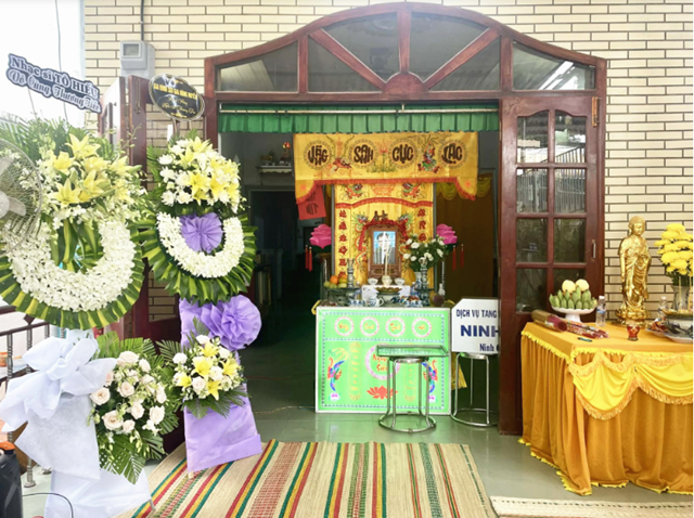 Đám ta:ng hiu quạnh đến đ:au lòng của Thương Tín, mẹ già 90 tu:ổi nhắn nhủ con trai quá cố 1 câu mà ai nghe cũng phải khóc: Nhiều lần vuốt nhưng vẫn không nhắm được mắt, cho đến khi tất cả các con có mặt và cùng vuốt thì mắt nam nghệ sĩ mới chịu an nghỉ