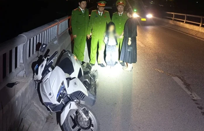 Chồng mất, người vợ trẻ d:ại dột ôm con trai 4 tuổi buộc tay 2 mẹ con vào nhau định đi theo chồng…