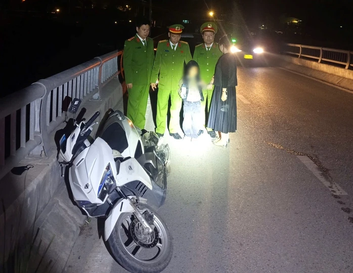 Chồng mất, người vợ trẻ d:ại dột ôm con trai 4 tuổi buộc tay 2 mẹ con vào nhau định đi theo chồng…