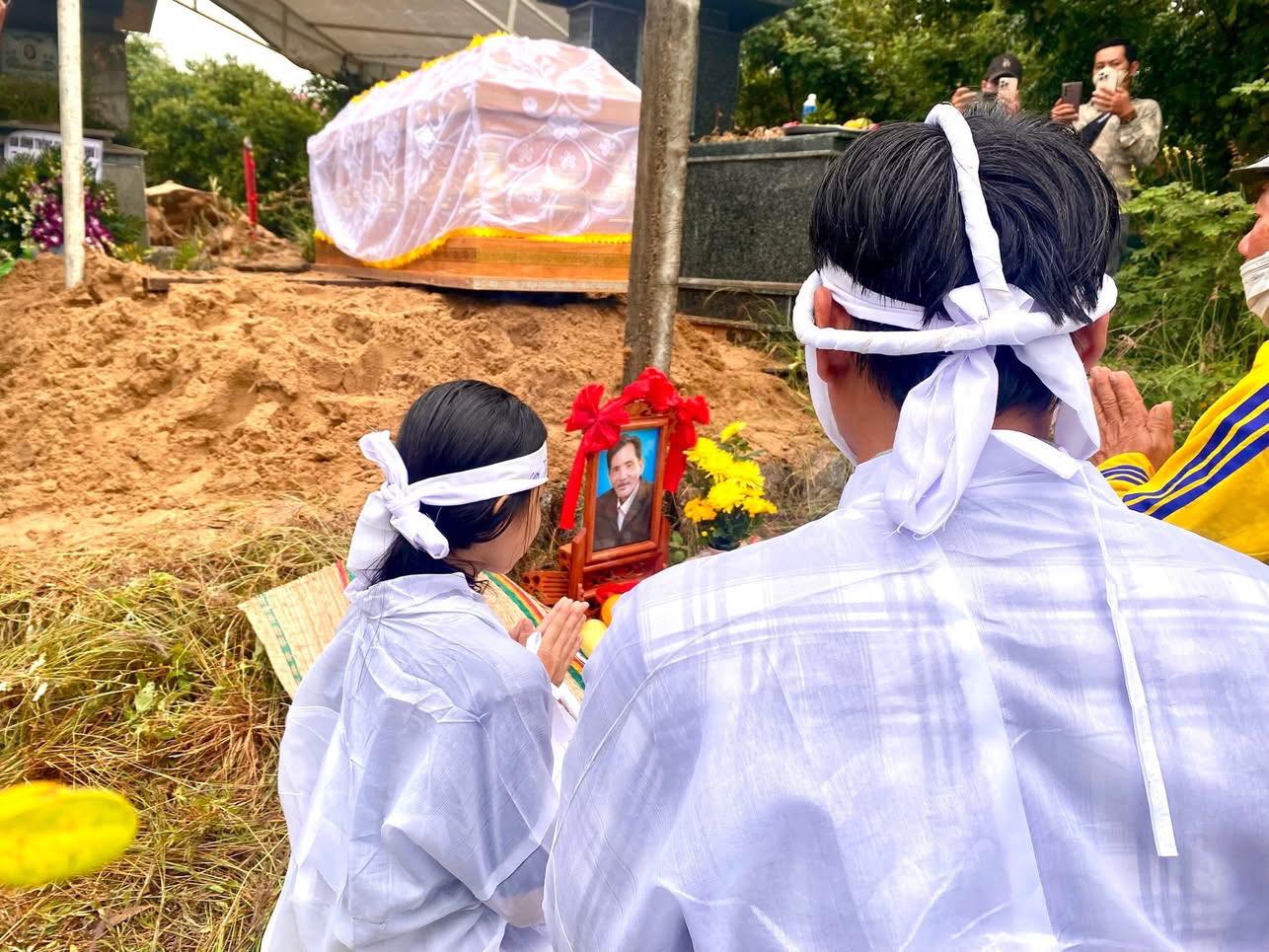 Một nữ ca sĩ nổi tiếng ngỏ ý muốn xây mộ cho diễn viên Thương Tín: ‘Xót xa khi thấy đám ta:ng vắng vẻ người tới viếng’